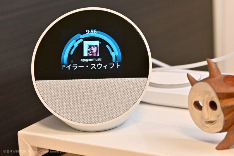 アルバムの画像が表示され、音楽に合わせてアクセントカラーが動く