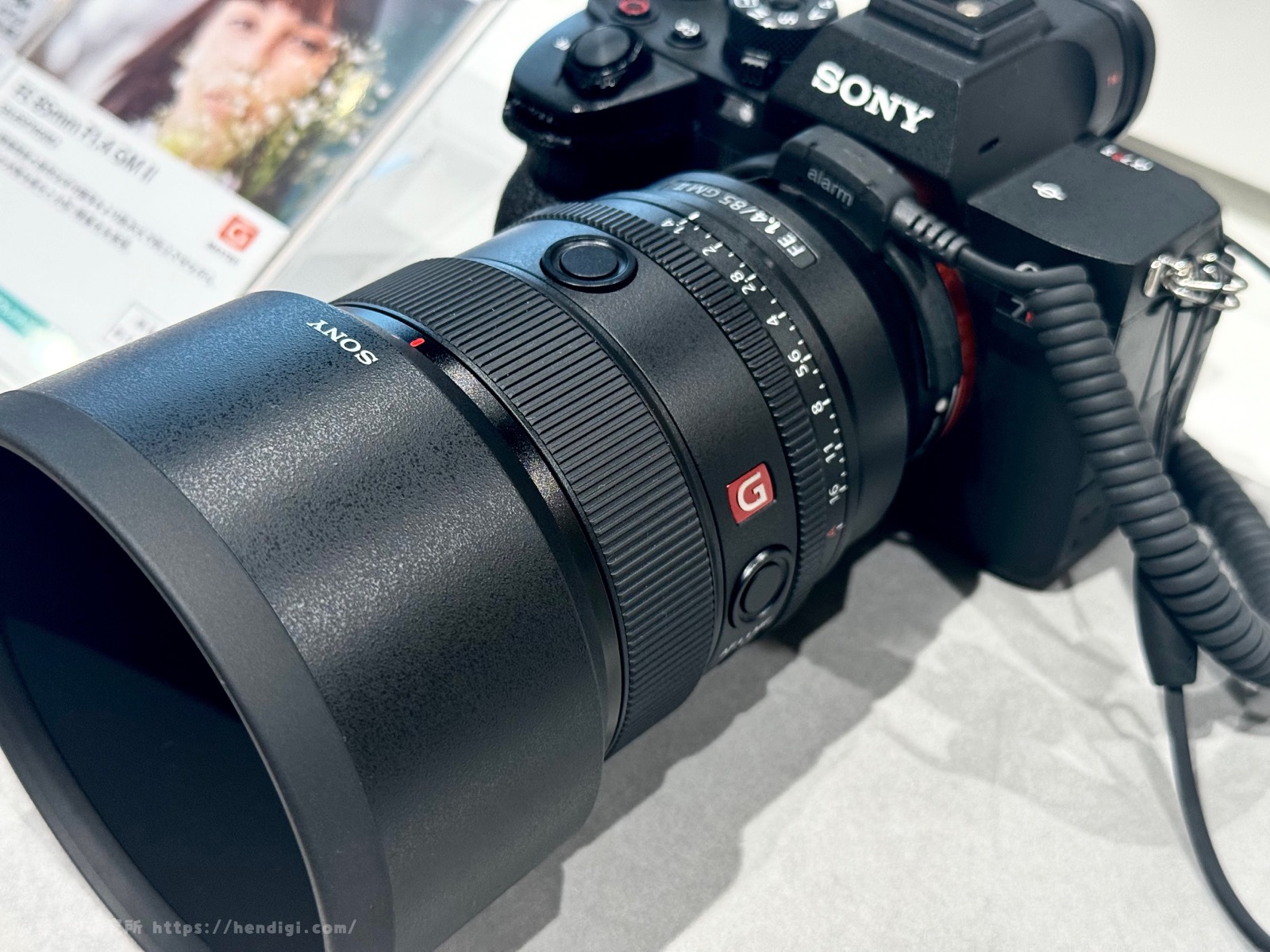 ソニーストアに行ったら「85mm F1.4 GM II」の先行展示を行っていて、撮影データの持ち帰りもOKだったので、α7R Vとセットで使わせてもらいました。自分はα7IVユーザーで、その使用感に満足していますが、α7R Vの4軸マルチアングル液晶モニターを体験したら、便利すぎて物欲を刺激されまくりでした。