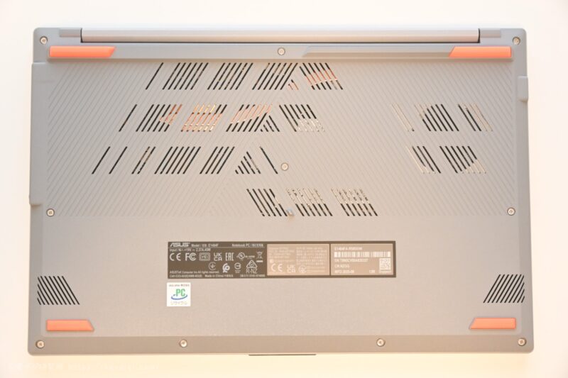 ASUS Vivobook Go 14 背面