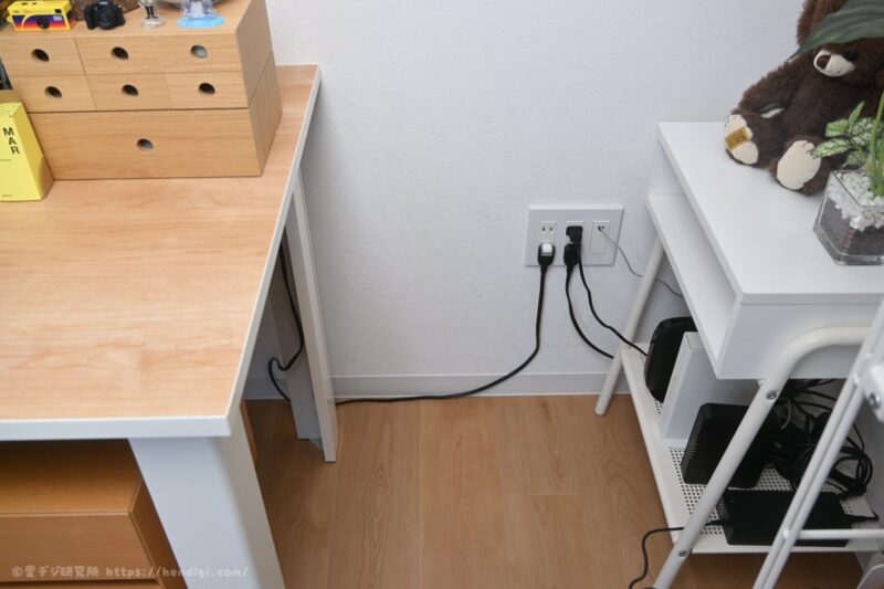 デスク横