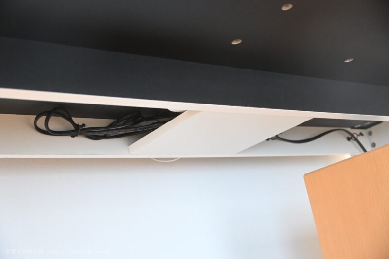 デスク下　ケーブルマネジメント