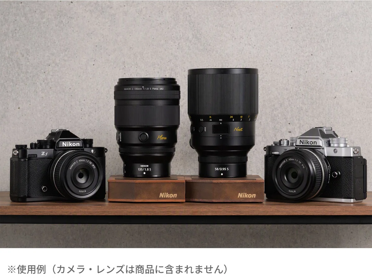Nikon Z fとNIKKOR Z 58mm f/0.95 S Noct、135mm f/1.8 S Plenaをレンズ展示台と並べた使用イメージ