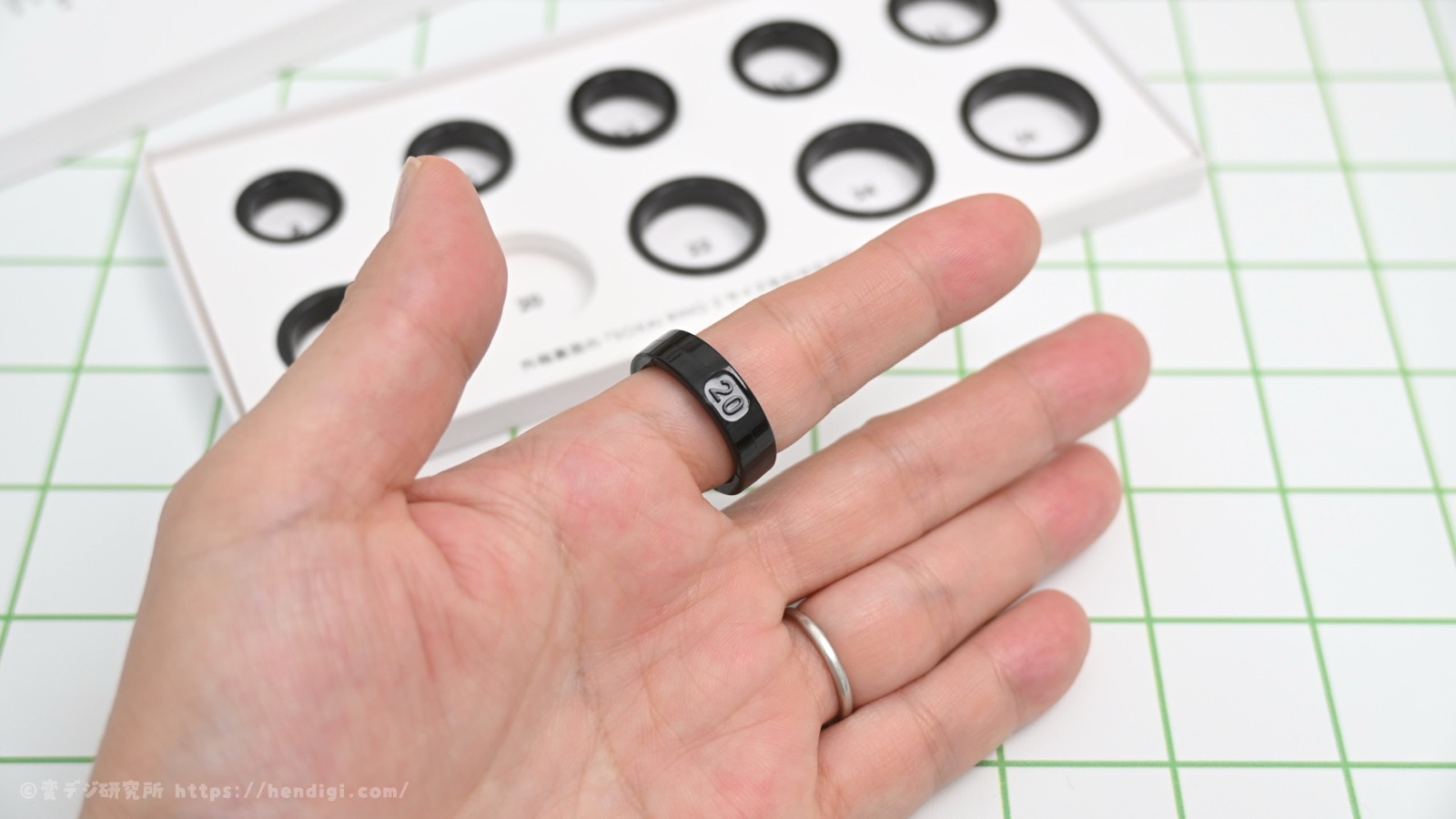 SOXAI RING 2のサイジングリング20号を手のひら側から装着