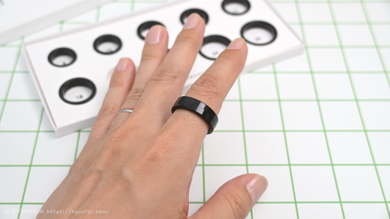 SOXAI RING 2のサイジングリングを人差し指に装着
