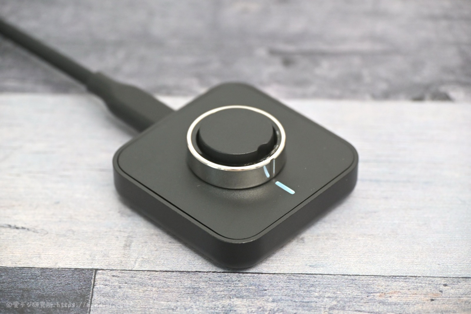 専用充電器で充電中のSOXAI RING 2