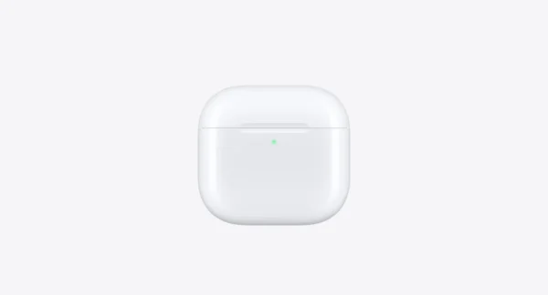 蓋を閉じた白いAirPods 5のワイヤレス充電ケース