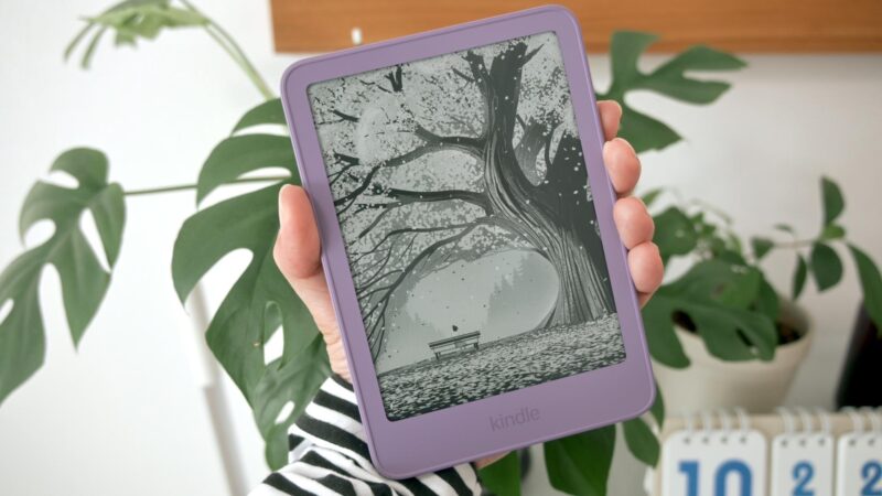 片手で持った6インチのKindle