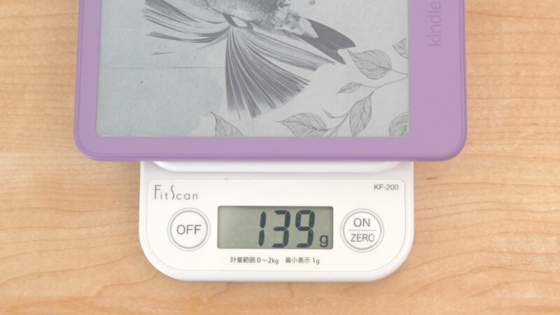 キッチンスケールで量ったKindleの重量は139g