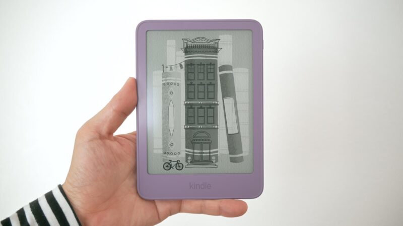 Kindleの底を指で支えて持った様子